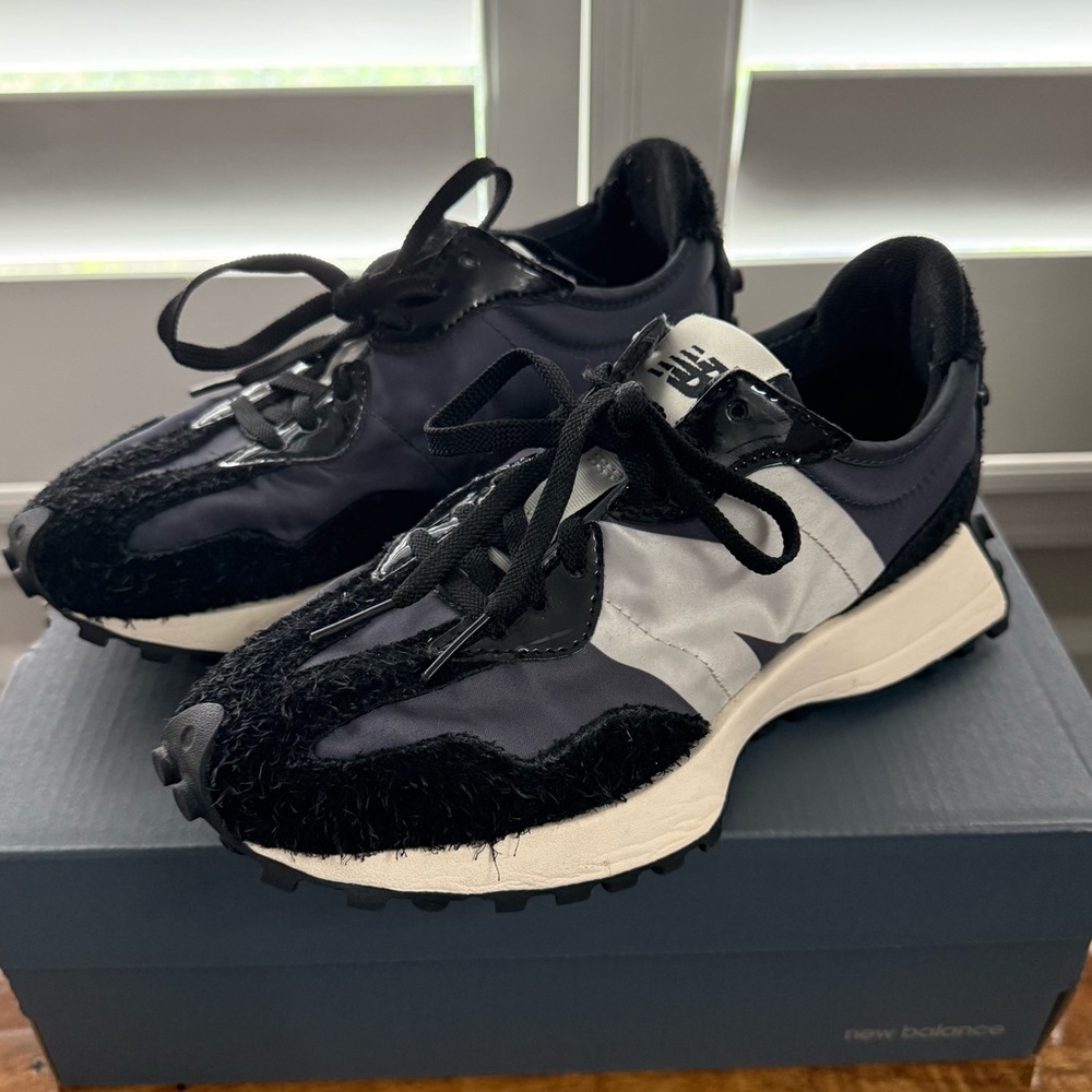 New Balance 327 Women’s Lifestyle Sneakers size 6